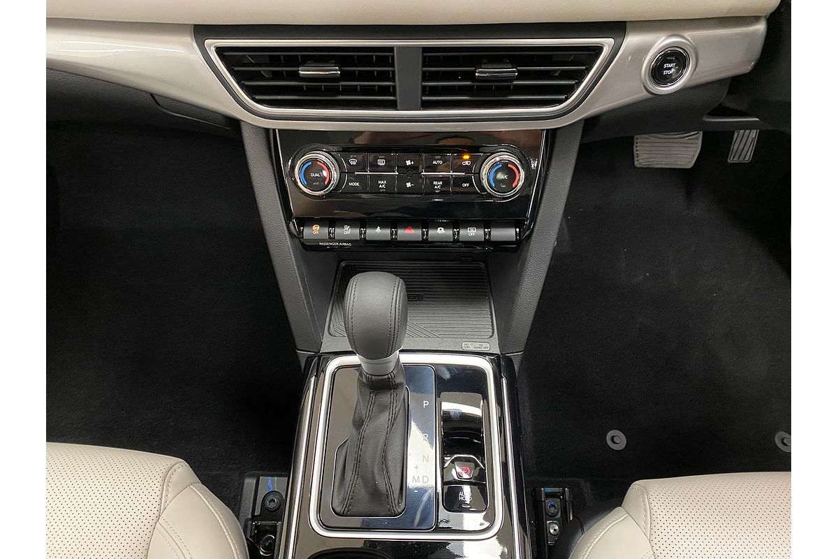 2024 Mahindra XUV700 AX7L