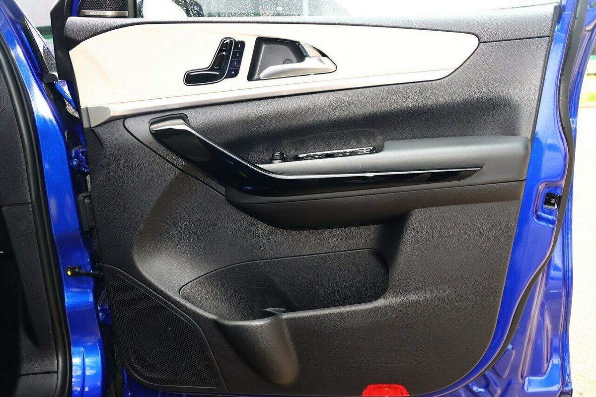 2023 Mahindra XUV700 AX7L