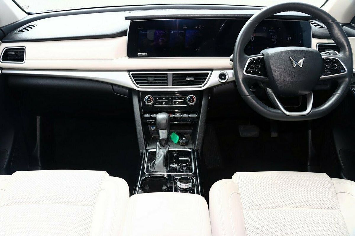 2023 Mahindra XUV700 AX7L