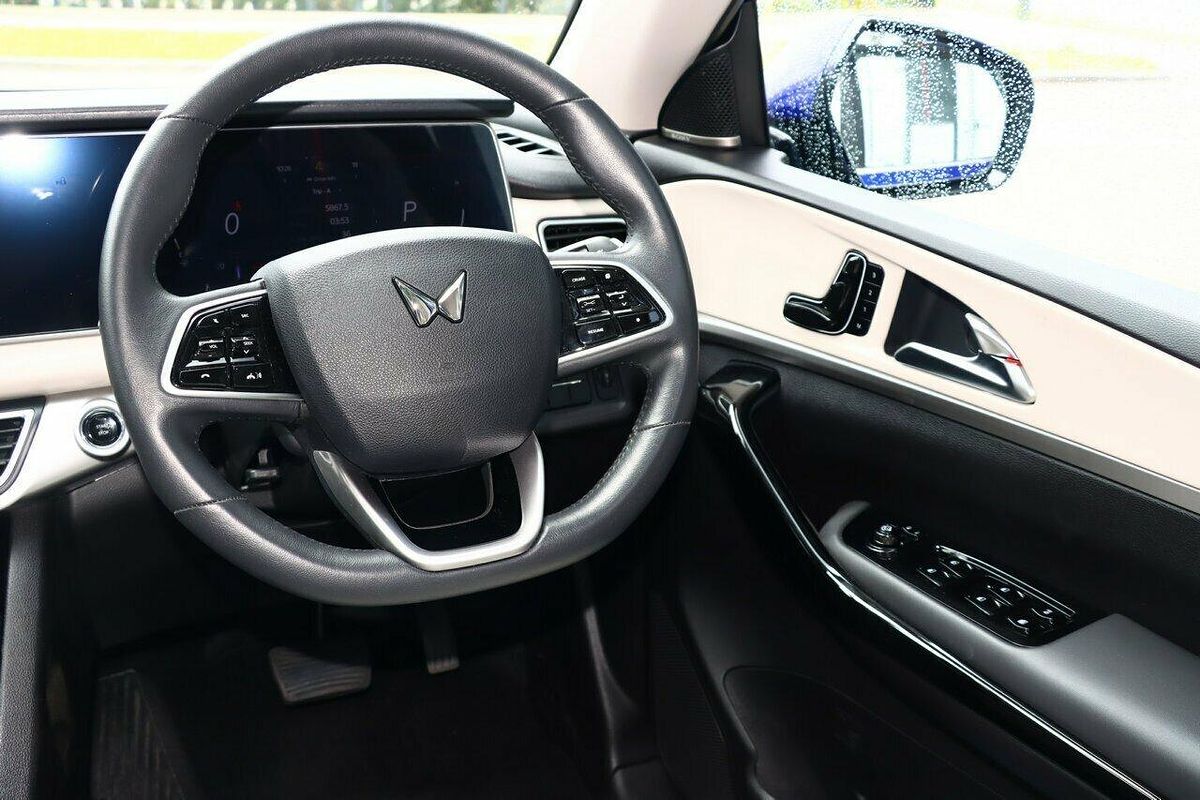 2023 Mahindra XUV700 AX7L