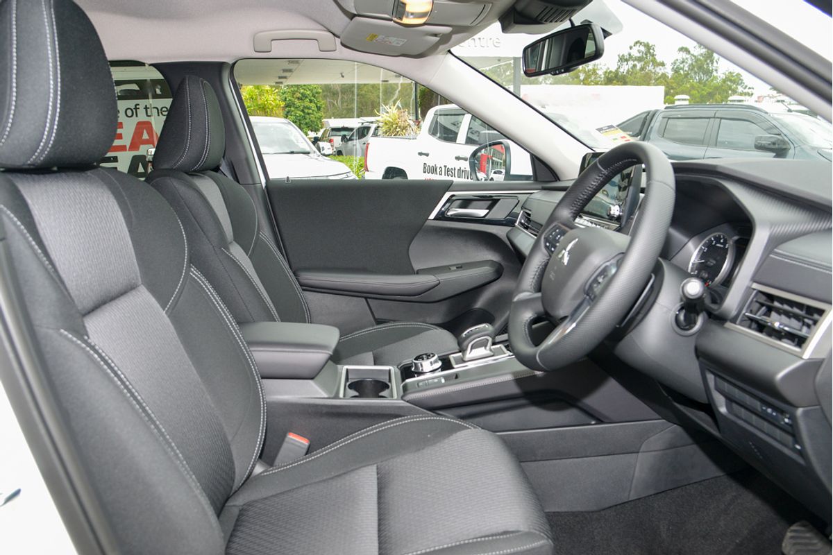 2024 Mitsubishi Outlander LS ZM