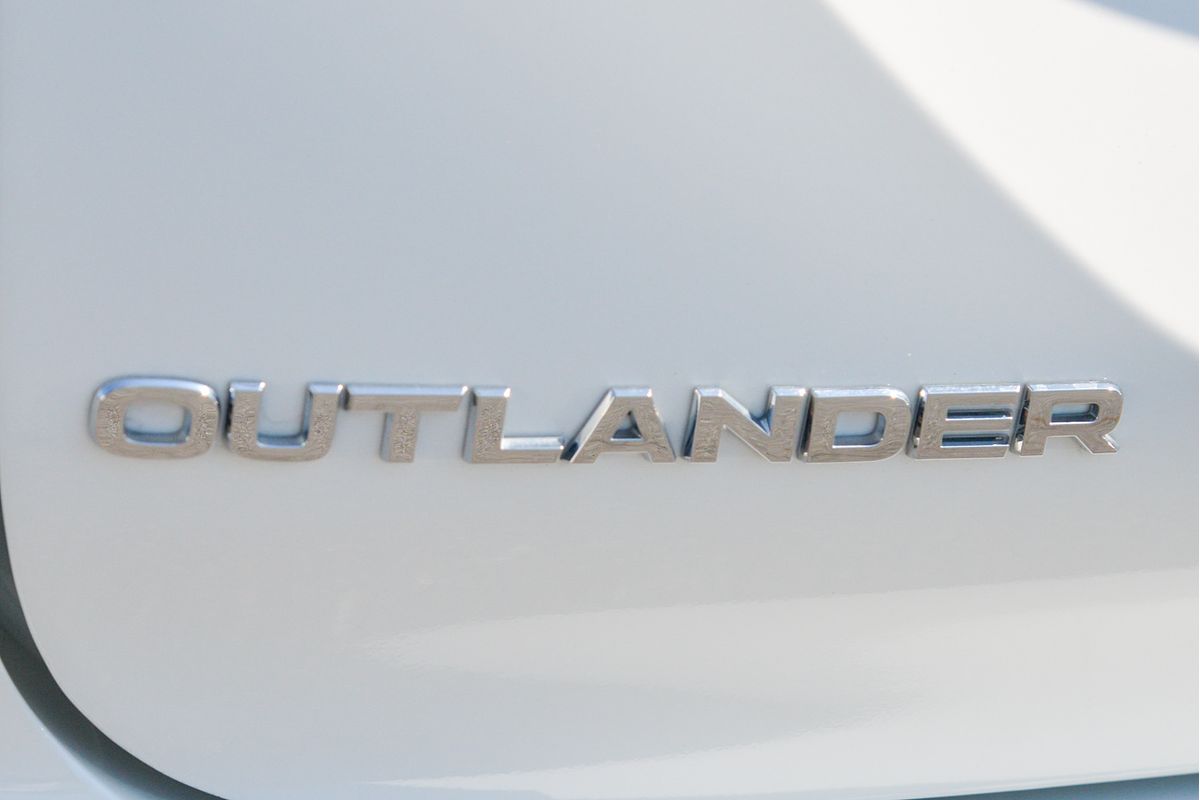 2023 Mitsubishi Outlander LS ZM