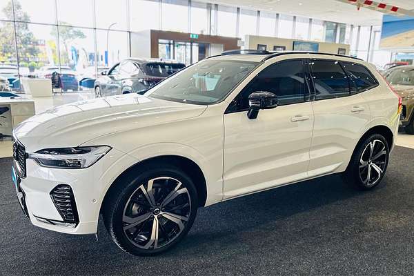 2022 Volvo XC60 B6 R-Design