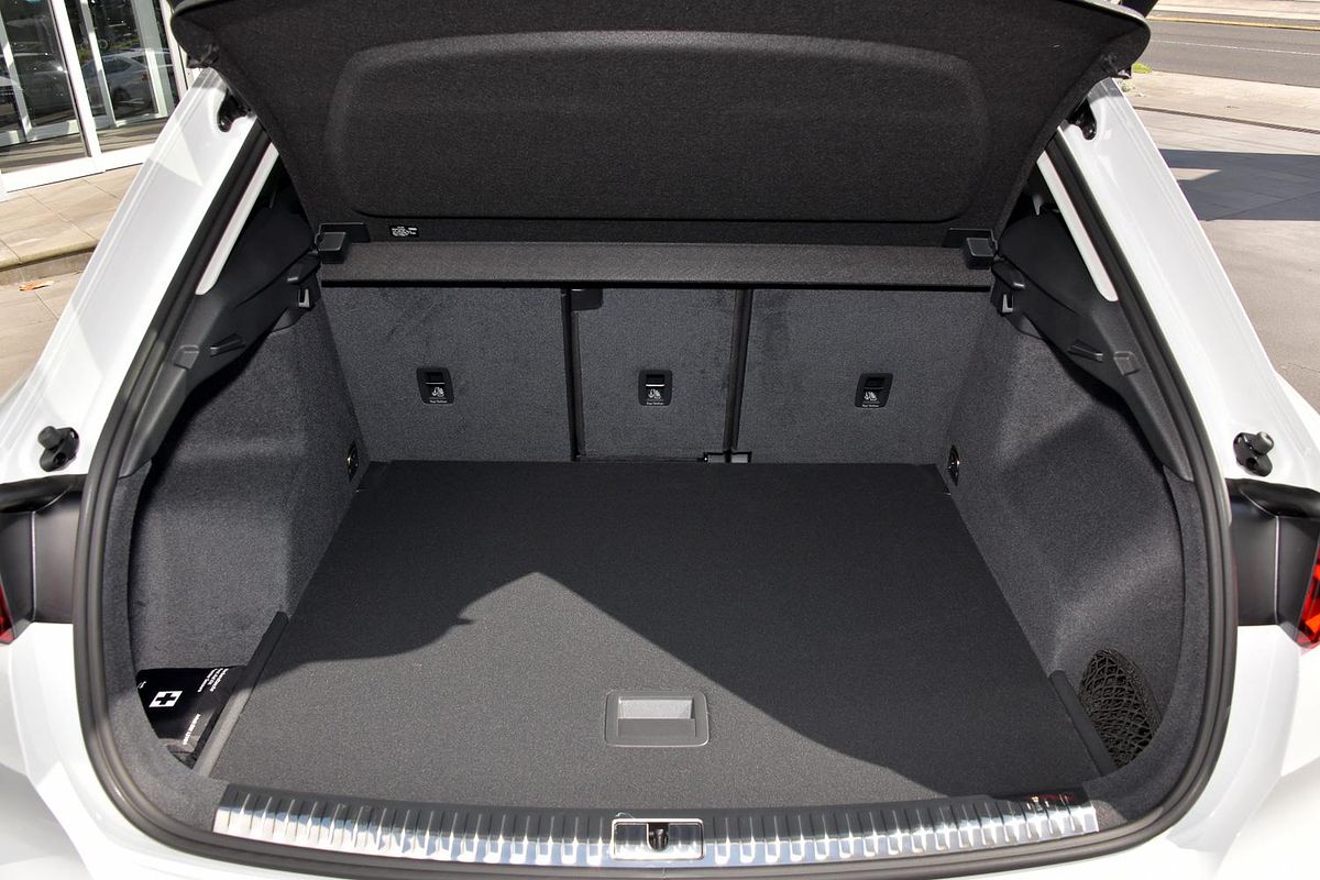 2024 Audi Q3 35 TFSI Dynamic Black F3