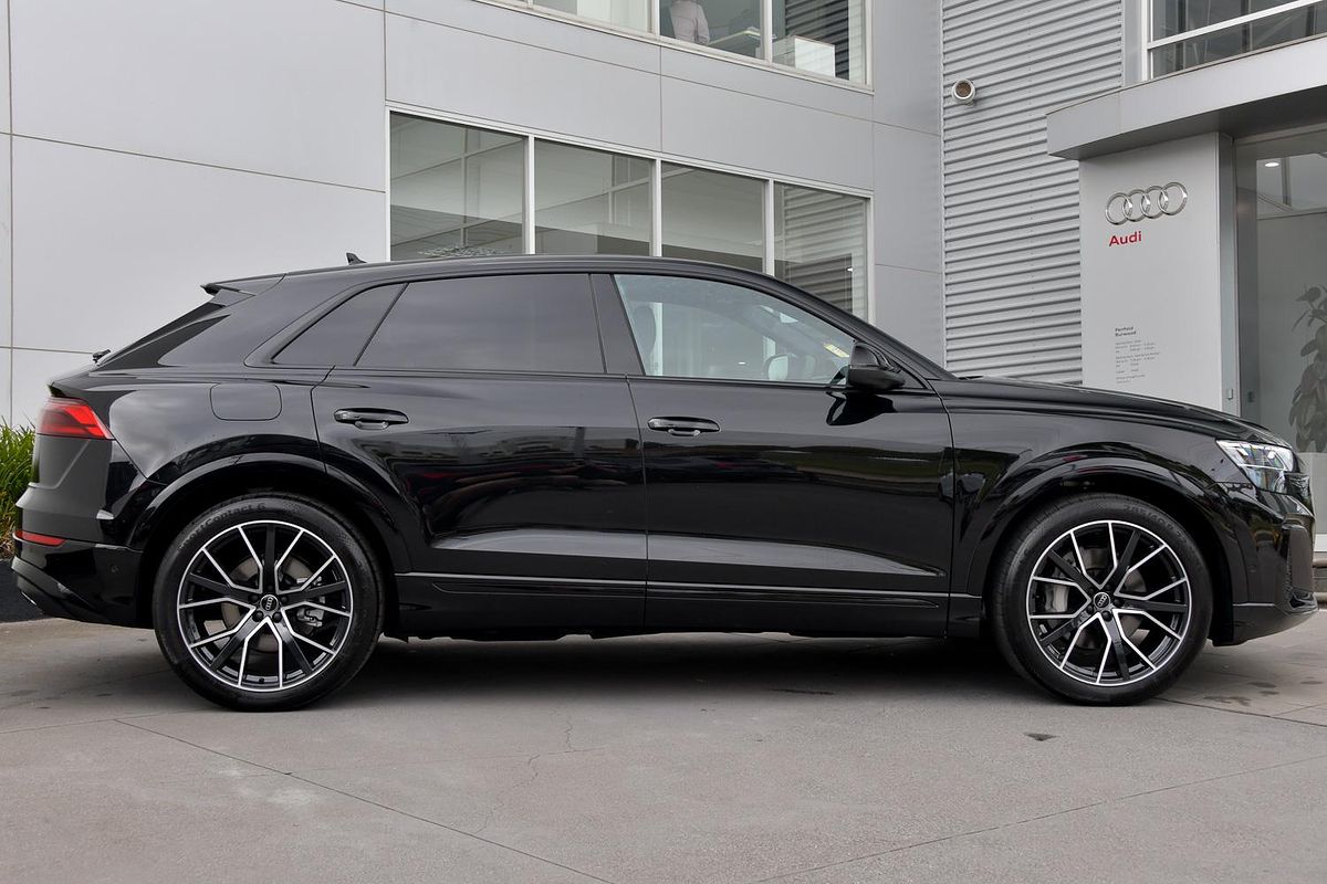 2024 Audi Q8 55 TFSI S line F1