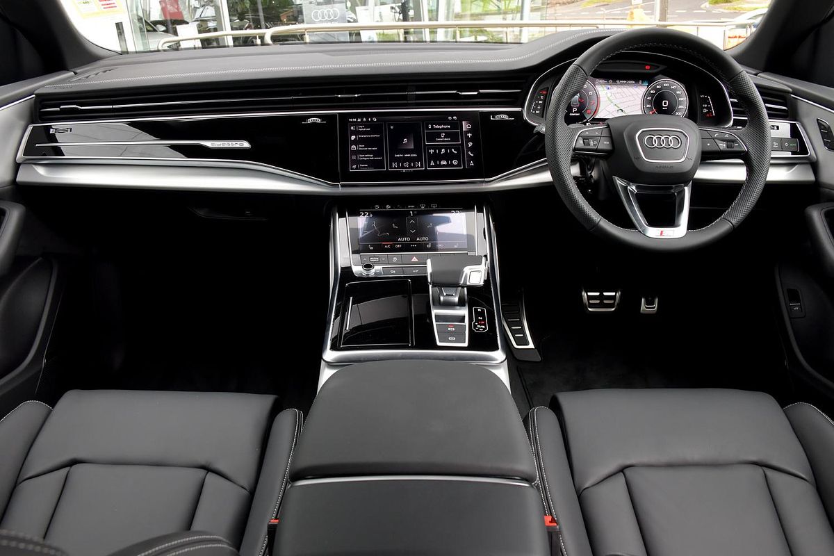 2024 Audi Q8 55 TFSI S line F1