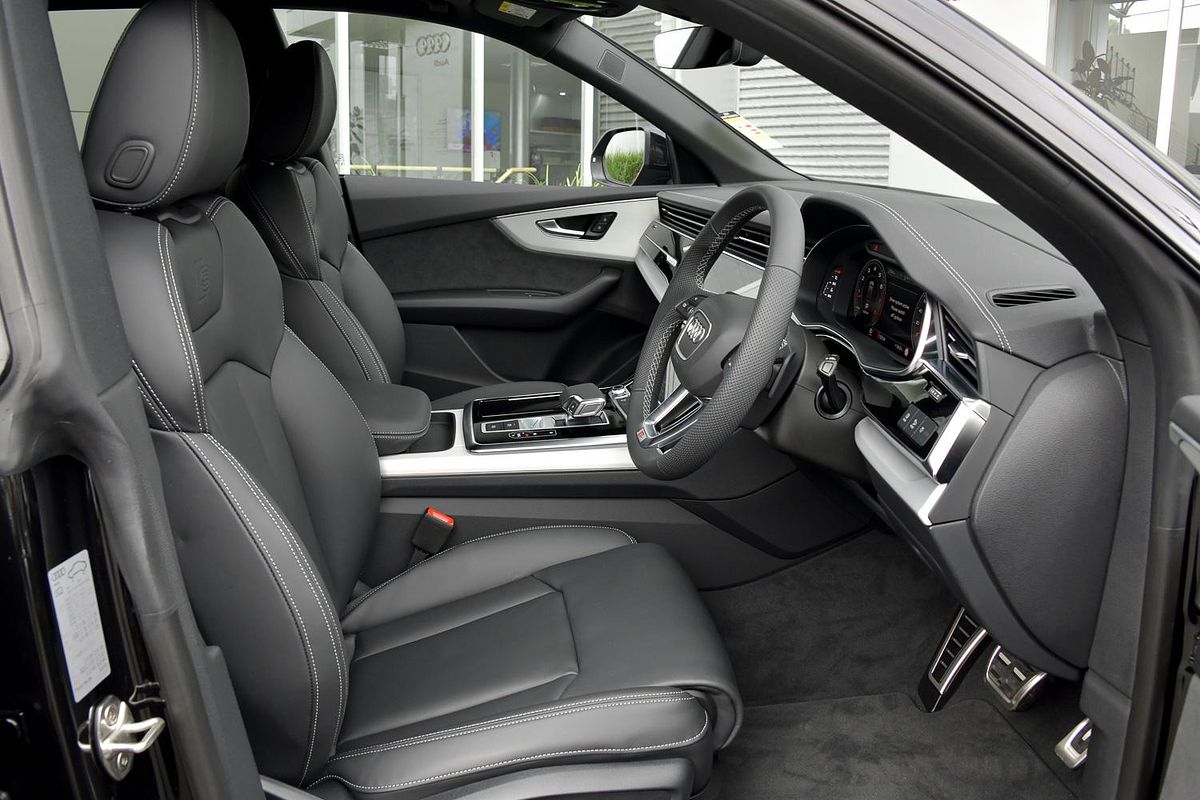 2024 Audi Q8 55 TFSI S line F1