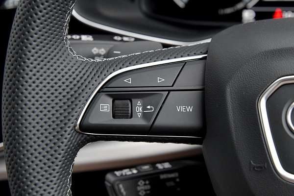 2024 Audi Q8 55 TFSI S line F1