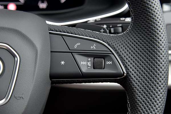 2024 Audi Q8 55 TFSI S line F1
