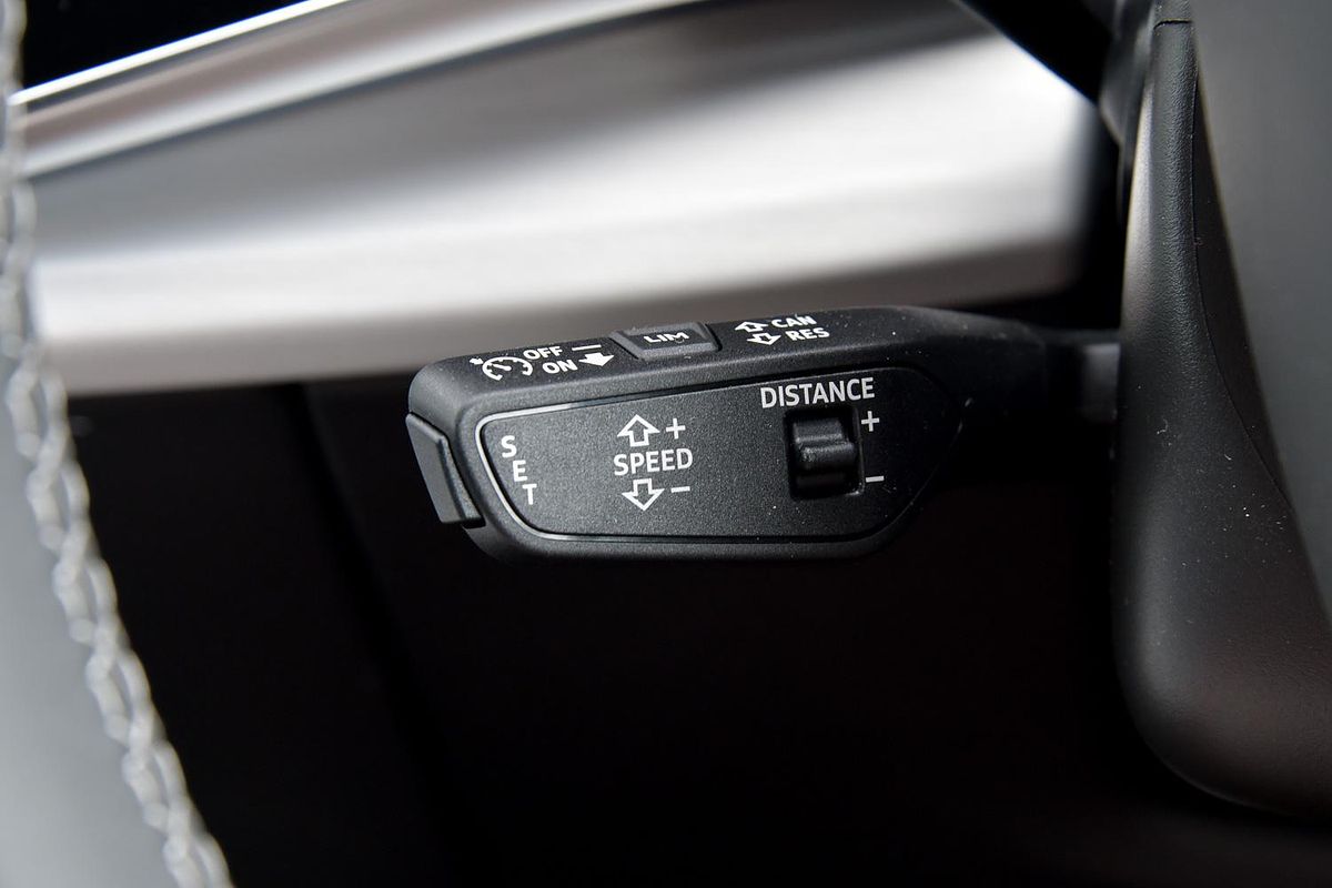 2024 Audi Q8 55 TFSI S line F1