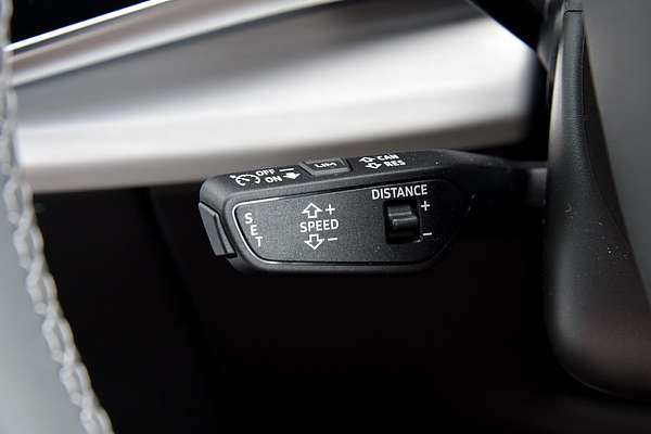 2024 Audi Q8 55 TFSI S line F1