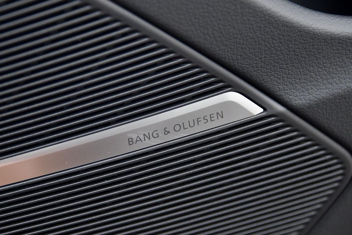 2024 Audi Q8 55 TFSI S line F1