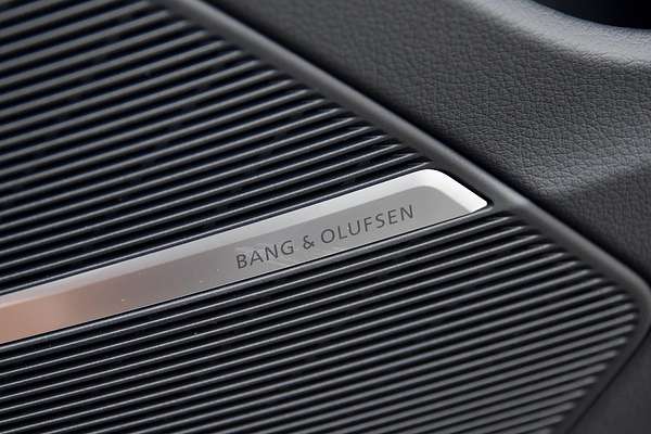2024 Audi Q8 55 TFSI S line F1