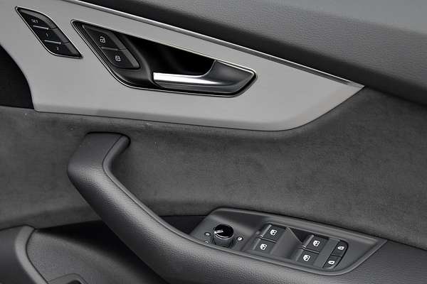 2024 Audi Q8 55 TFSI S line F1