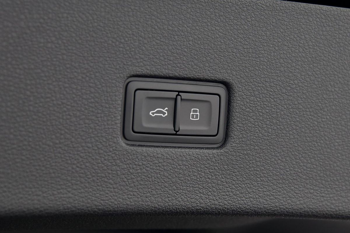 2024 Audi Q8 55 TFSI S line F1