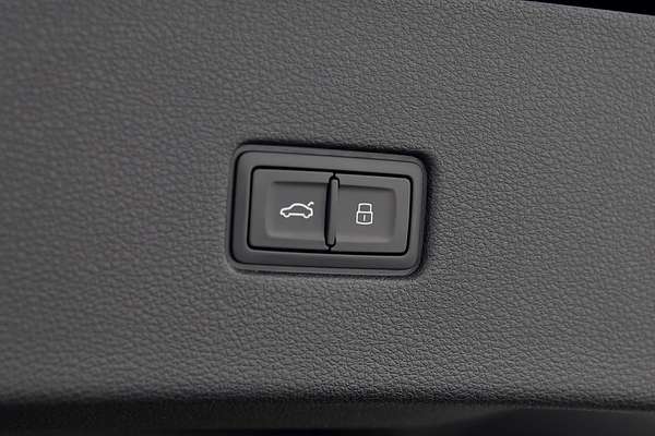 2024 Audi Q8 55 TFSI S line F1