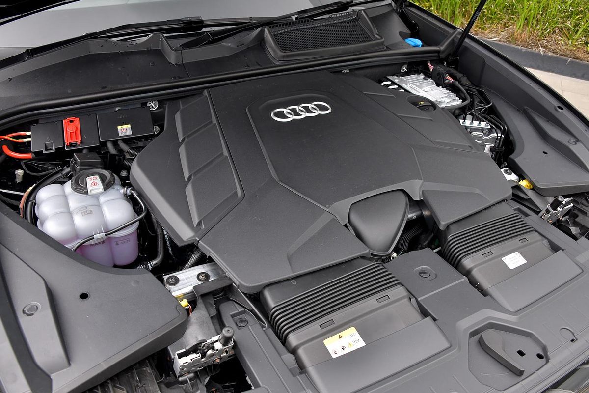 2024 Audi Q8 55 TFSI S line F1