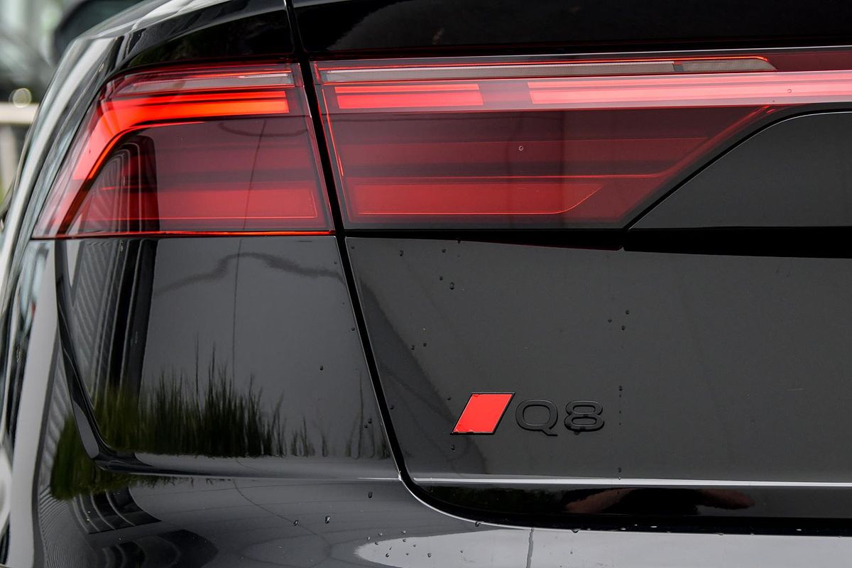 2024 Audi Q8 55 TFSI S line F1