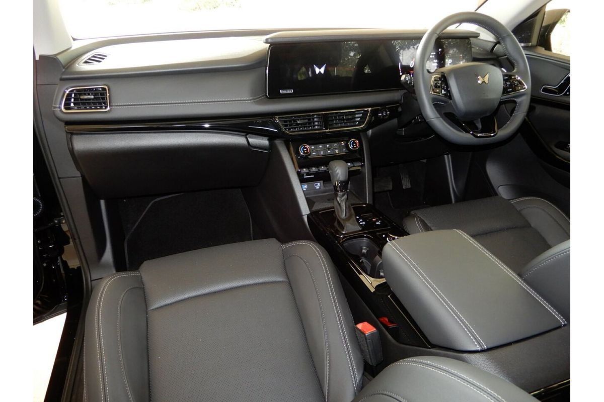 2024 Mahindra XUV700 Black Edition MY25