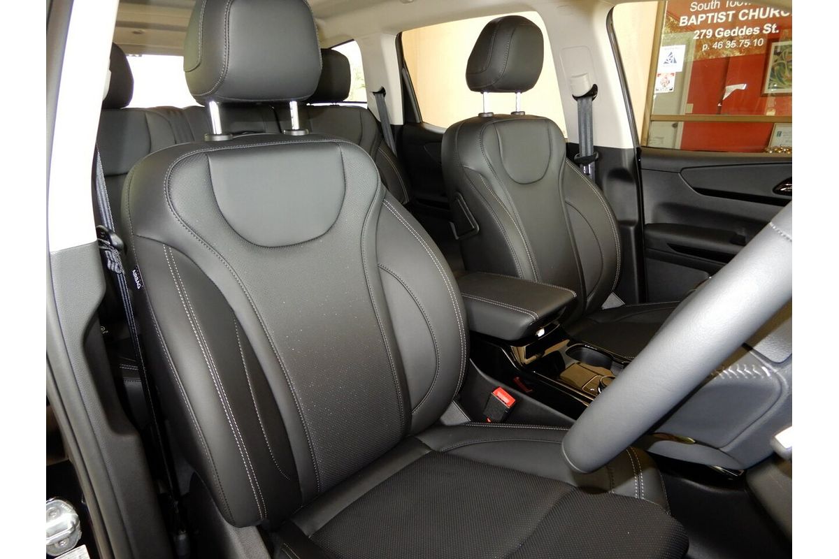2024 Mahindra XUV700 Black Edition MY25