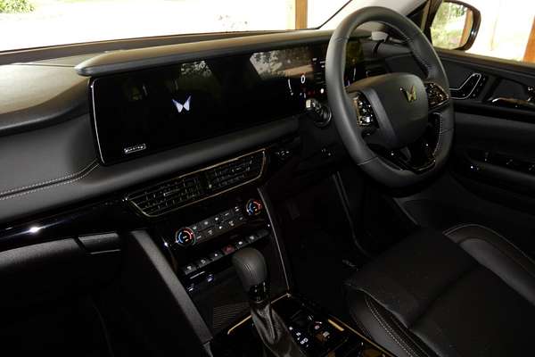 2024 Mahindra XUV700 Black Edition MY25