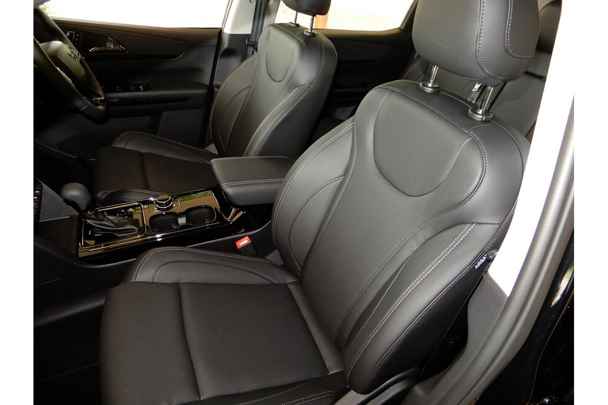 2024 Mahindra XUV700 Black Edition MY25