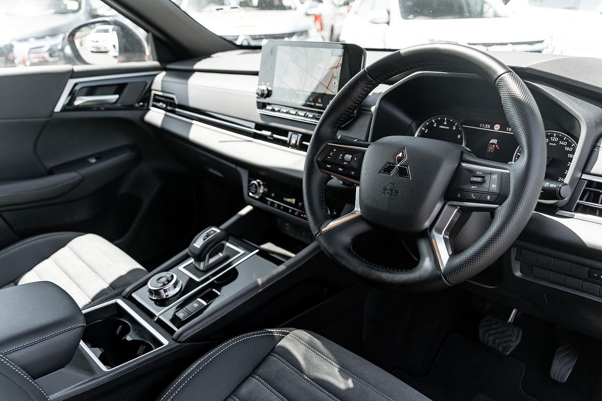 2024 Mitsubishi Outlander Black Edition ZM