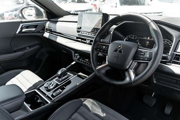 2024 Mitsubishi Outlander Black Edition ZM