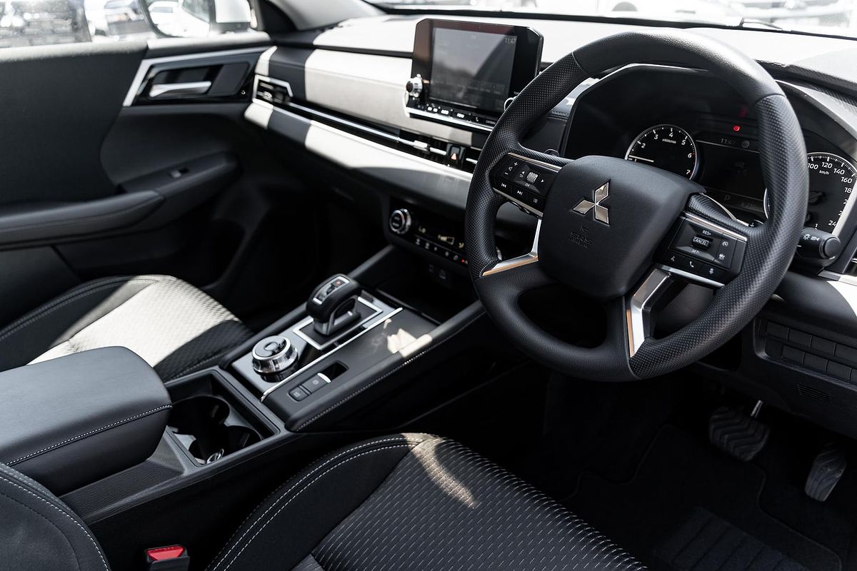 2024 Mitsubishi Outlander ES ZM