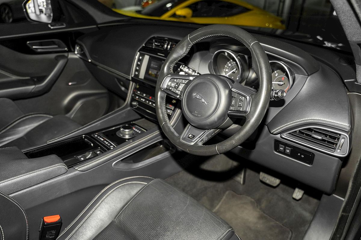 2019 Jaguar F-PACE 25d R-Sport X761