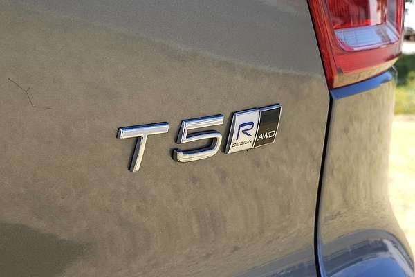 2019 Volvo XC40 T5 R-Design