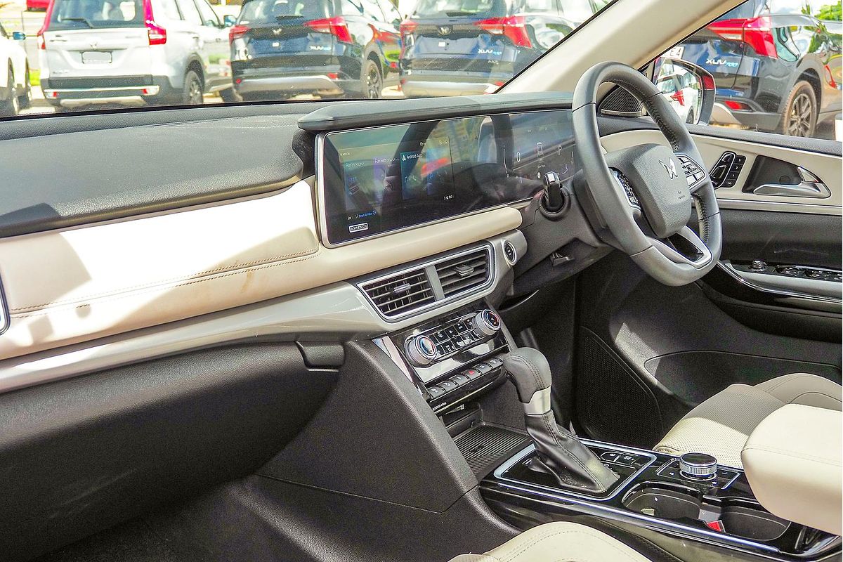 2023 Mahindra XUV700 AX7L