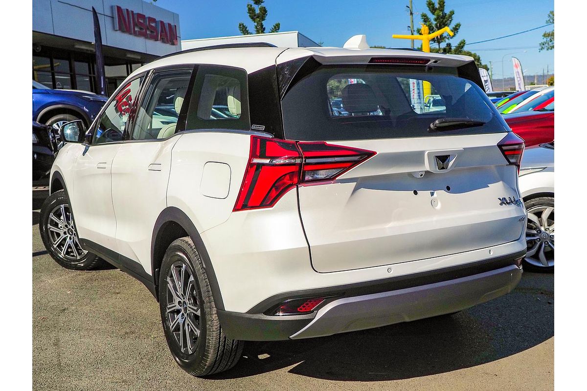2024 Mahindra XUV700 AX7L