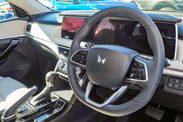 2024 Mahindra XUV700 AX7L