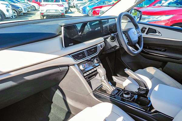 2024 Mahindra XUV700 AX7L