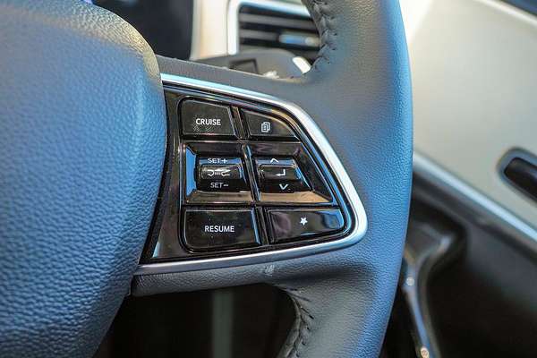 2024 Mahindra XUV700 AX7L