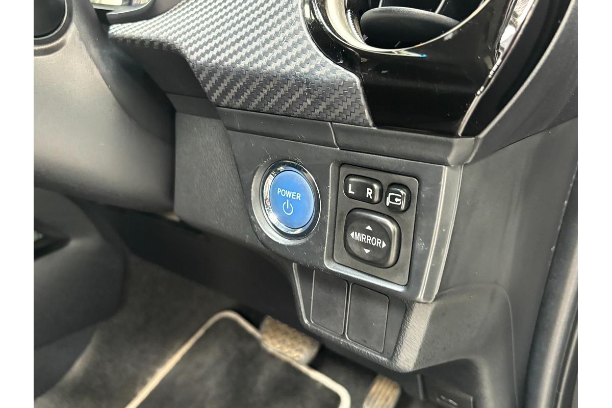 2013 Toyota Corolla Fielder Hybrid WxB NKE165
