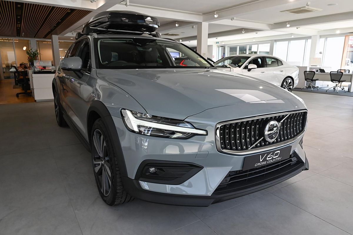 2024 Volvo V60 Cross Country Ultimate B5 Bright