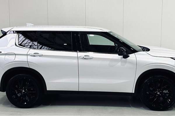 2023 Mitsubishi Outlander LS Black Edition ZM