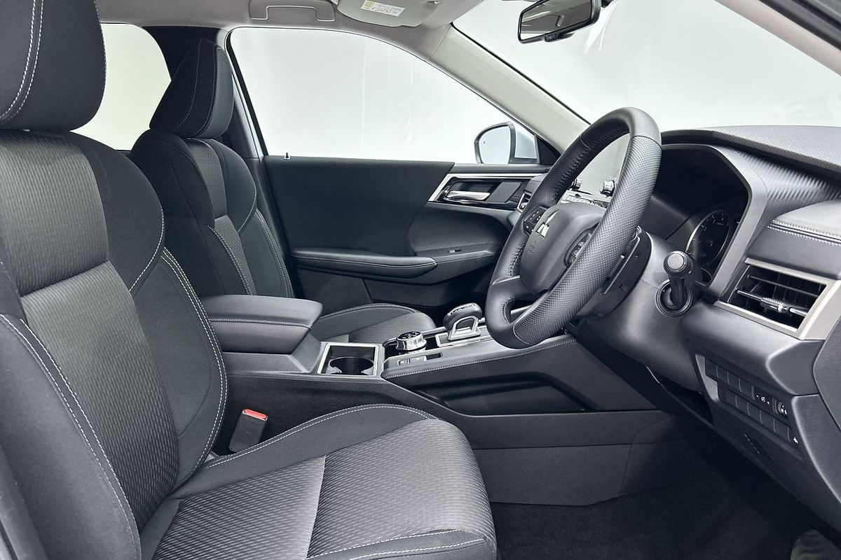2023 Mitsubishi Outlander LS ZM