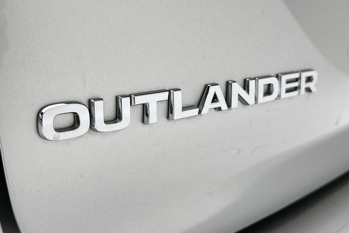 2023 Mitsubishi Outlander LS ZM