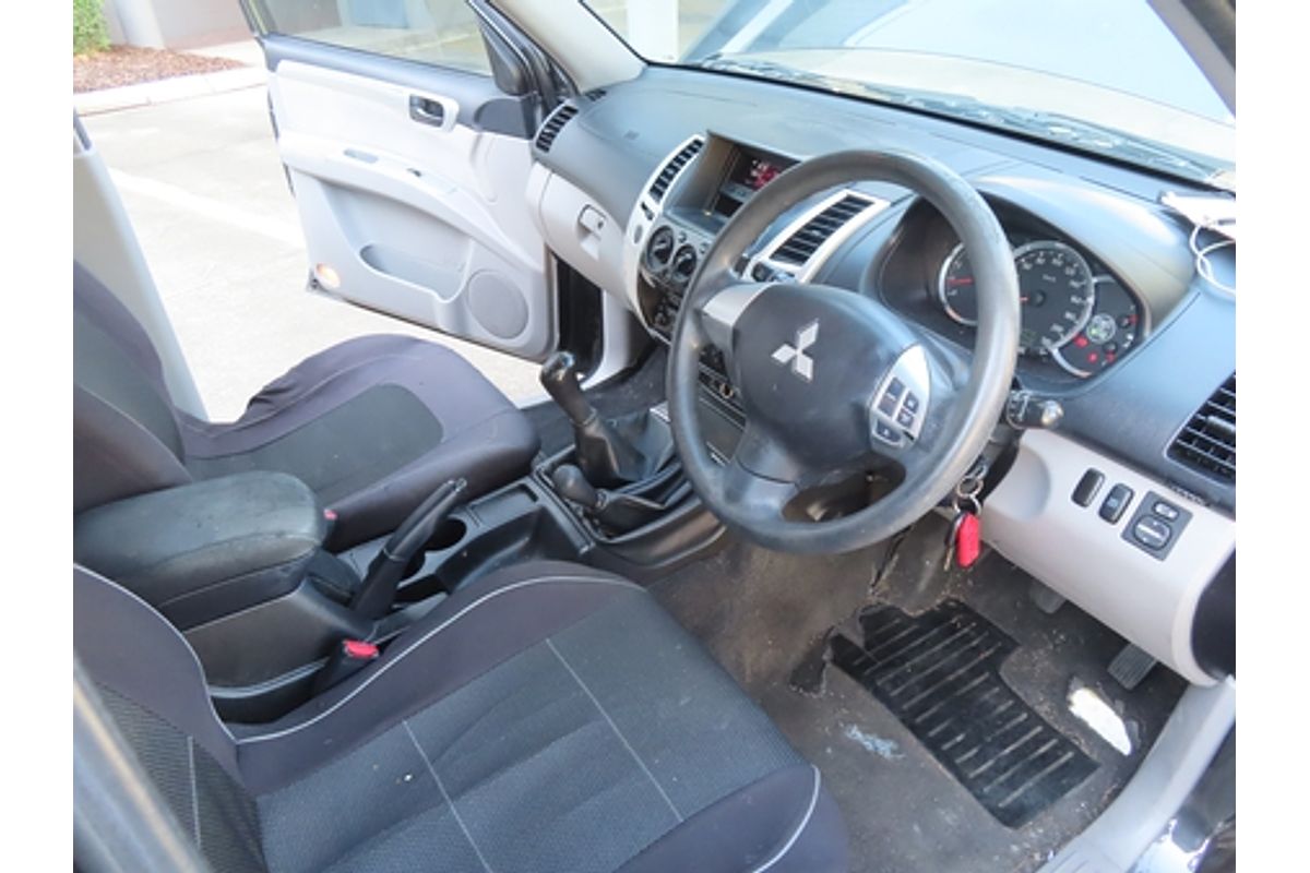 2011 Mitsubishi Challenger PB
