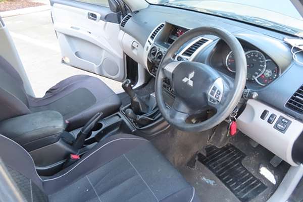 2011 Mitsubishi Challenger PB