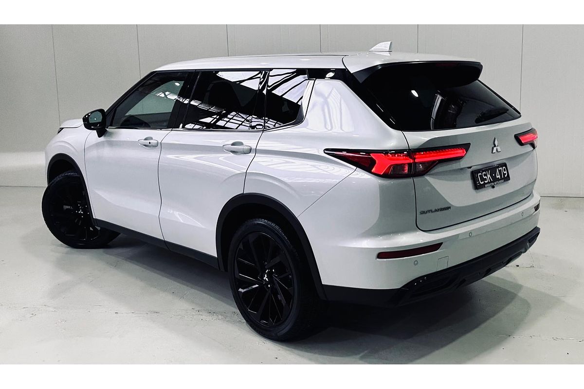 2023 Mitsubishi Outlander LS Black Edition ZM