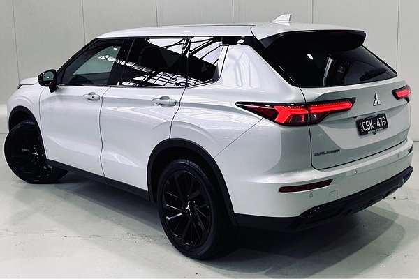 2023 Mitsubishi Outlander LS Black Edition ZM