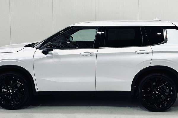 2023 Mitsubishi Outlander LS Black Edition ZM