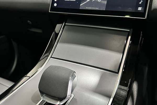 2024 Land Rover Range Rover Velar P250 Dynamic SE L560