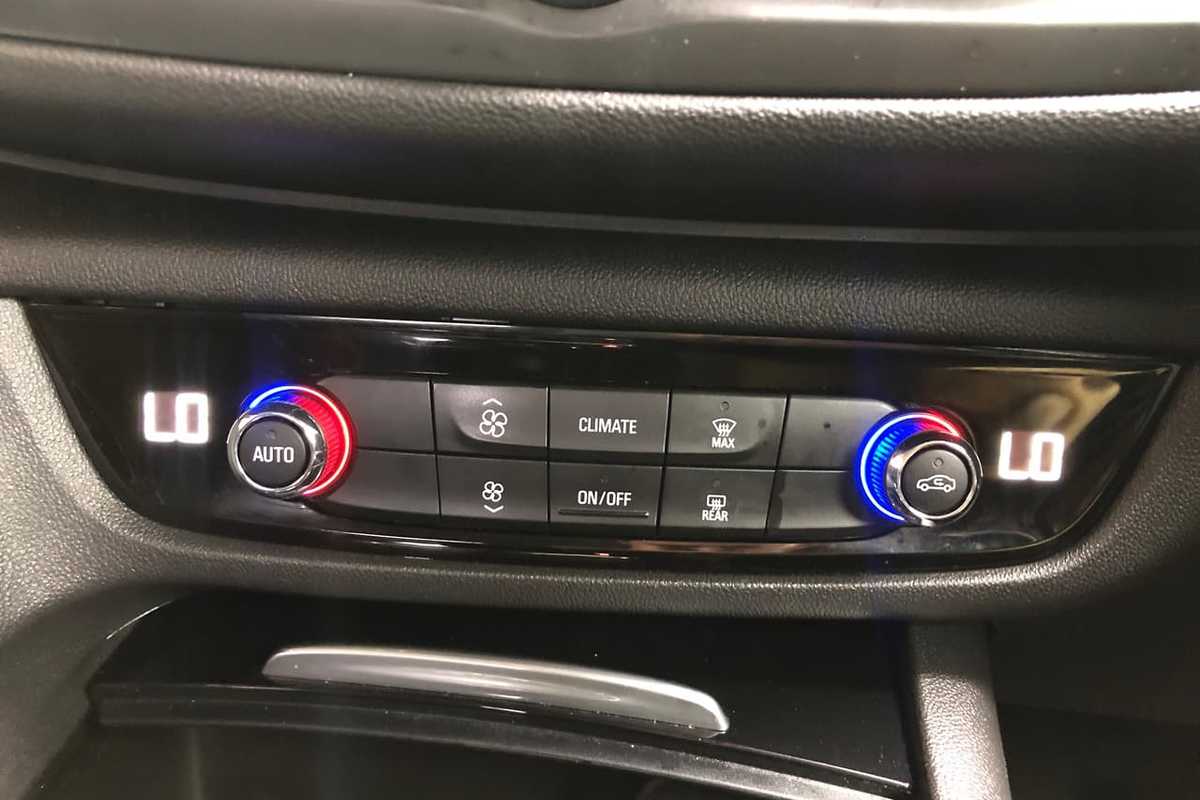 2018 Holden COMMODORE RS ZB