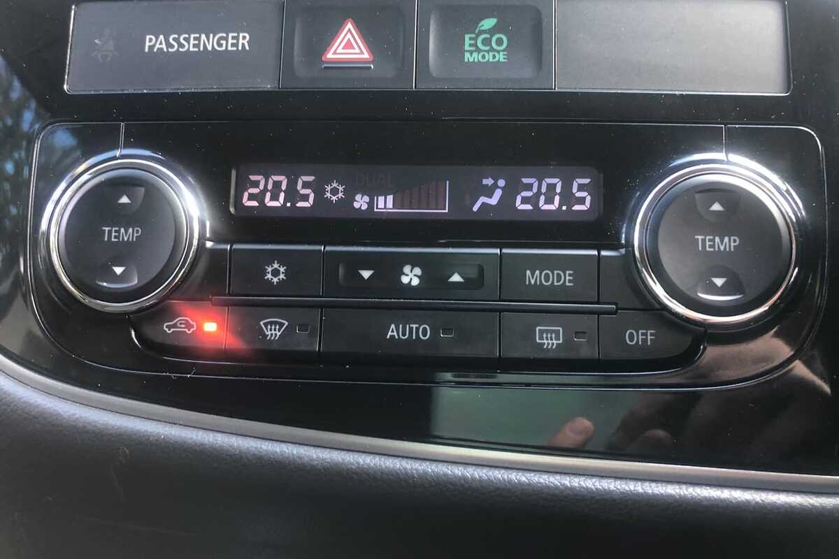 2017 Mitsubishi OUTLANDER LS Safety Pack ZK
