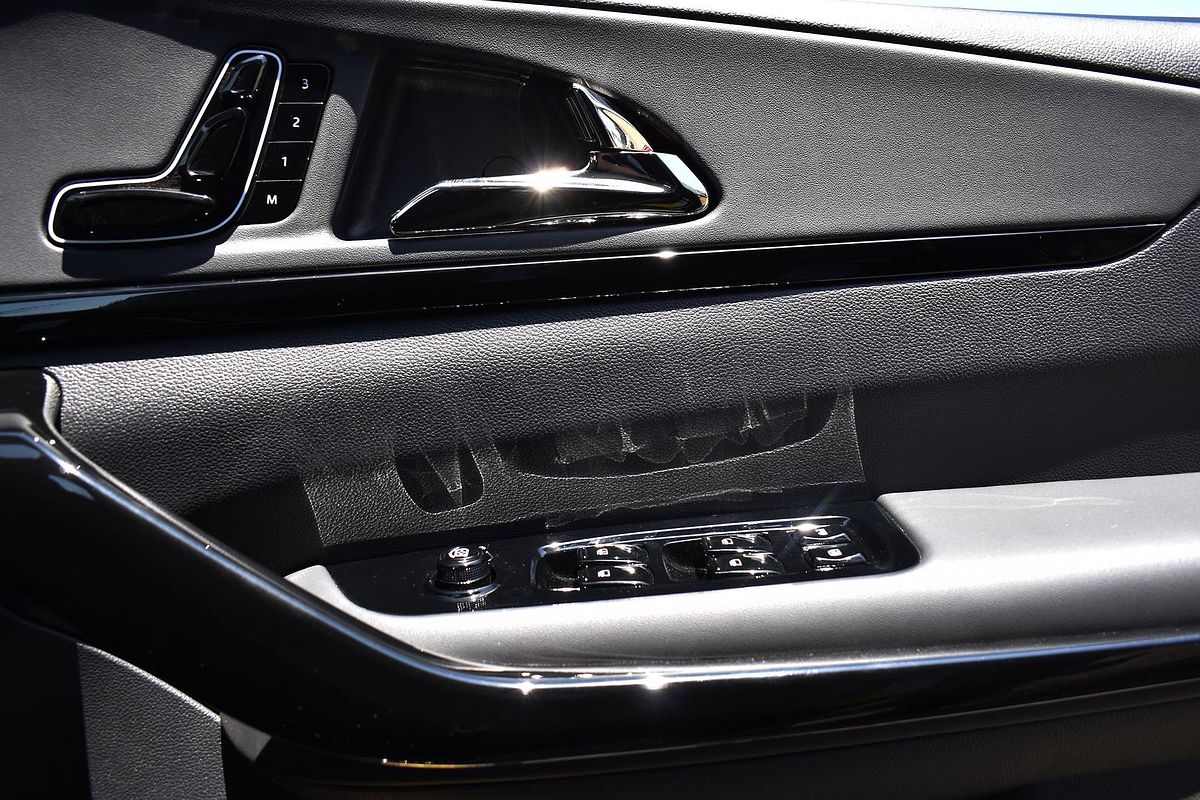 2024 Mahindra XUV700 AX7L Black Edition
